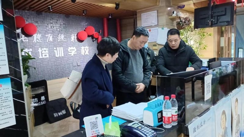 以某机构课程体系为例，该机构推出的《企业培训师资格证考试教材》具备以下特点：